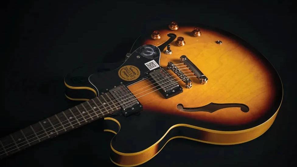 معرفی انواع گیتار و ویژگی های آنها معرفی انواع گیتار و ویژگی های آنها